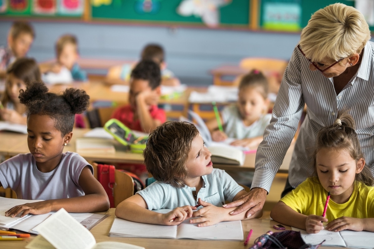 Kinderen in een klaslokaal krijgen uitleg van docent