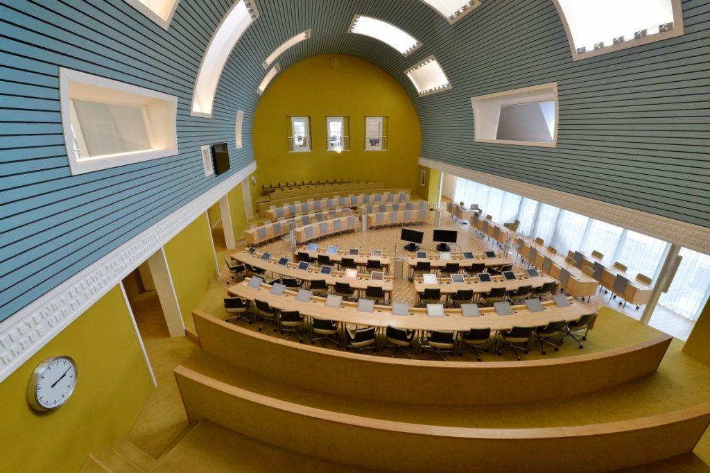 Raadszaal in het stadhuis van gemeente Zaanstad