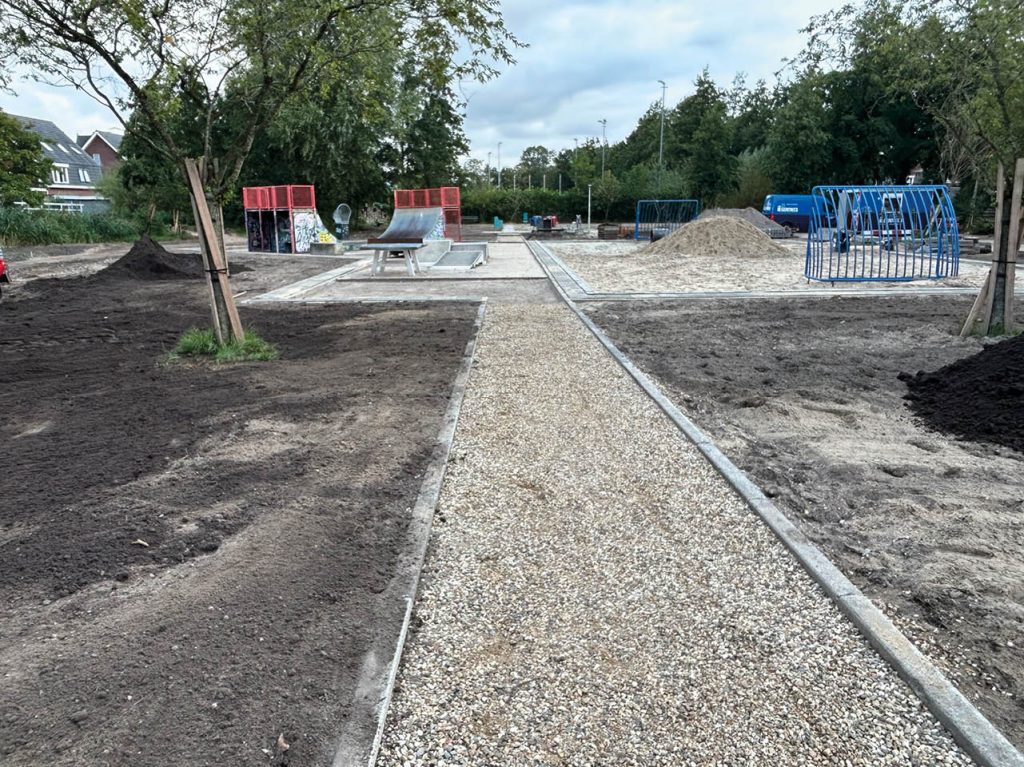 Skatepark en voetbalkooi