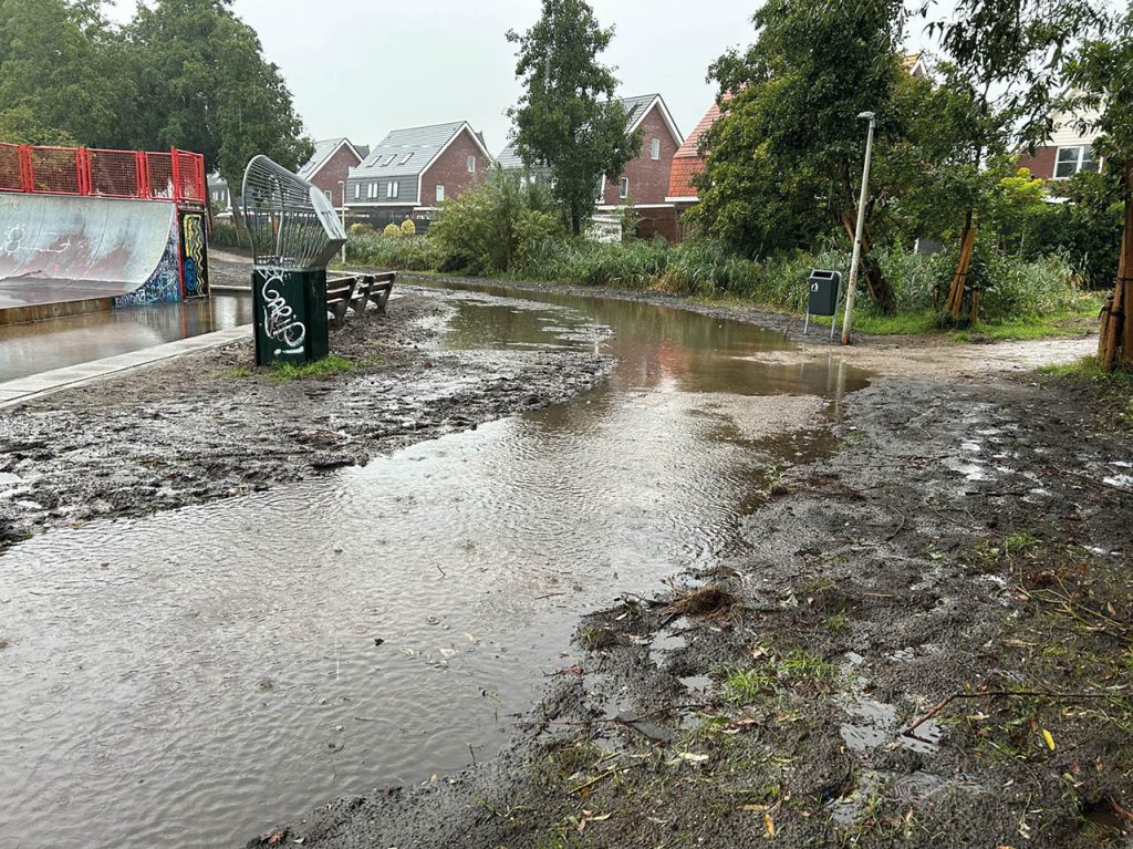 Afbeelding van grote plassen water door de hevige regenval.